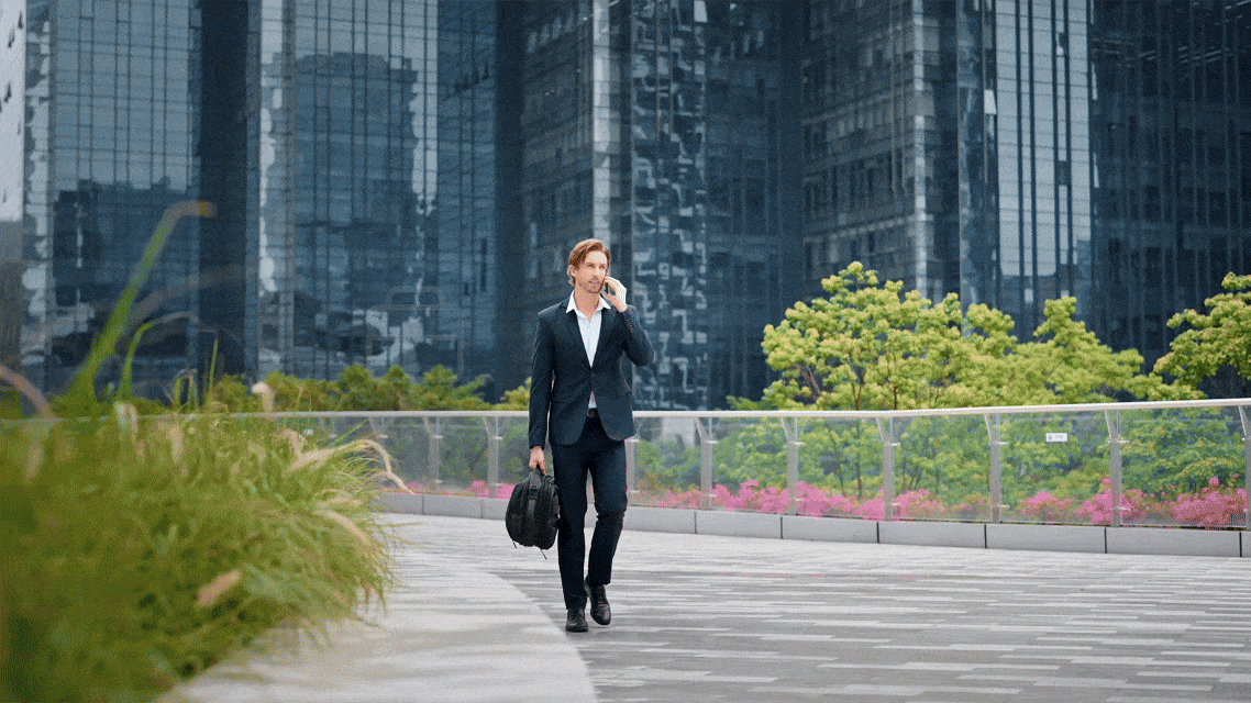 A versatile bag seamlessly transitioning between work, travel, and daily use scenarios.